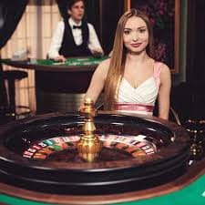 Pemain menikmati slot jackpot progresif di Kasino Selo88 dengan peluang menang besar